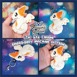 Op de afbeelding: Een witte en oranje geborduurde drakenhanger met een sleutelring. De hanger is ontworpen voor gebruik met een borduurmachine en is 10,16 cm x 10,16 cm groot. De tekst "(iTH) 4X4 CHARM EMBROIDERY MACHINE PATTERN" is zichtbaar in de afbeelding.