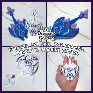 Könnte beinhalten: Vier Stickmuster für einen blauen und weißen Drachen mit violetten Akzenten. Die Muster sind in den Größen 4x4, 5x7, 6x10, 7x12 und 8x14 Zoll erhältlich.
