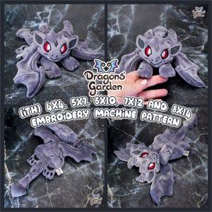 Può includere: Un drago di peluche grigio con occhi rossi e grandi ali. Il drago è mostrato in più viste. Il testo sull'immagine recita "(ITH) 4x4, 5x7, 6x10, 7x12 and 8x14 Embroidery Machine Pattern" e "Dragons Garden".