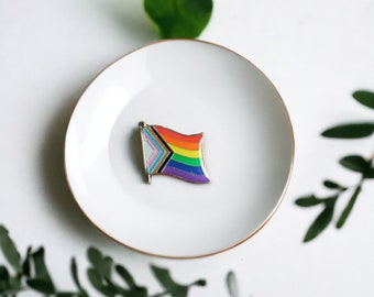 Pride Regenbogen Flagge Emaille Pin | Kleidung Rucksack Pin | Handarbeit | Geschenk Geschenk | Weihnachten | LGBTQ+ Schwul Bisexuell Lesbisch | Liebe | EP-119