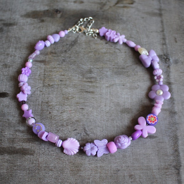 Collier Funky Mix violet de l'an 2000 | Cadeau fait main | Bijoux ras du cou | Coeur d'amour en plastique | Butterfly 2000 Style de mode pour adolescents | GRANDE VENTE