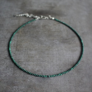 2 mm Malachit Perlen Choker Halskette | Silber überzogener Edelstein-Schmuck | Herz Chakra Geschenk für Sie | spiritueller Kristall | Grün