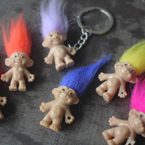 Llavero de troll peludo, regalo hecho a mano, adorable, Y2K, para Navidad, para niñas, adolescentes, mujeres y hombres, arcoíris, amarillo y rosa.