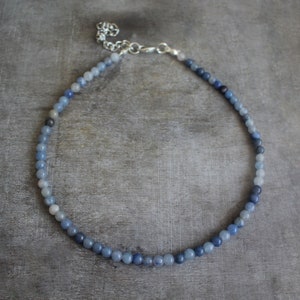 Collana girocollo placcata in argento con perline di avventurina blu da 4 mm / Perline di pietre preziose / Cristallo curativo con pietra portafortuna / Regalo / Pietra preziosa dei chakra
