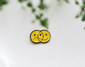 Glücklicher trauriger gelber Smiley Emaille Pin | Kleidung Rucksack Pin | Handarbeit | Geschenk Vorstellen | Y2K 2000 Anstecknadel | Glückliche Smiley Pins | EP-2