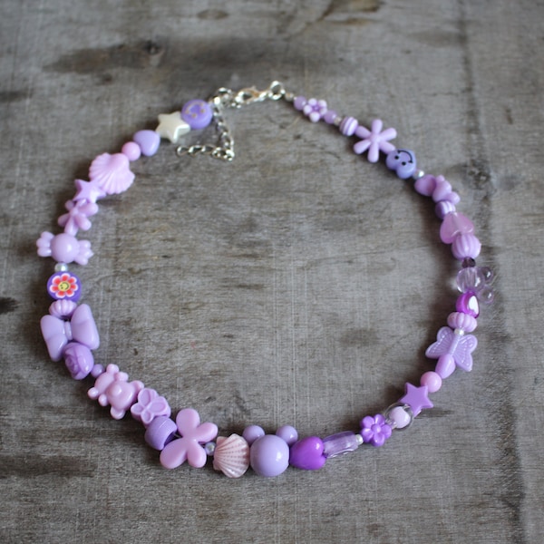 Collier Funky Mix violet de l'an 2000 | Cadeau fait main | Bijoux ras du cou | Coeur d'amour en plastique | Butterfly 2000 Style de mode pour adolescents | GRANDE VENTE