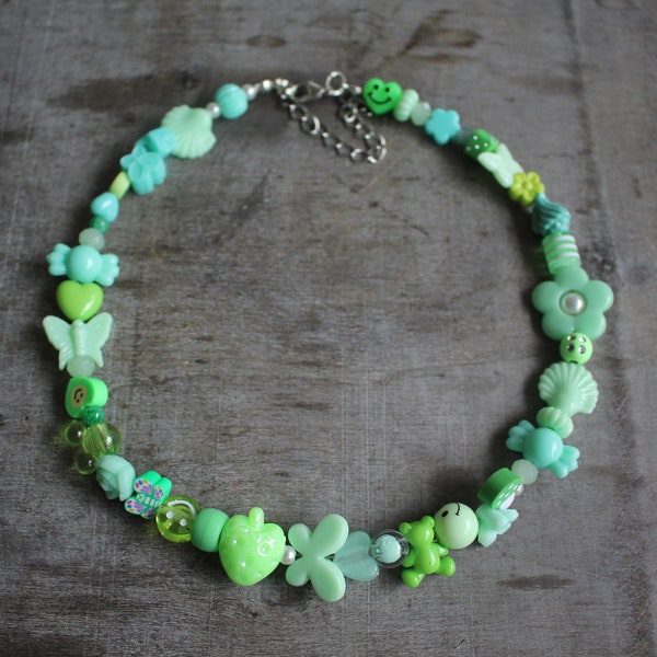 Collier Funky Mix vert de l'an 2000 | Cadeau fait main | Bijoux ras du cou | Coeur d'amour en plastique | Butterfly 2000 Style de mode pour adolescents | GRANDE VENTE