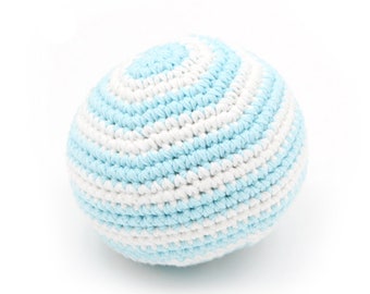 Boule au crochet pour bébé à rayures bleues et blanches