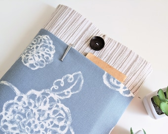 Funda para portátil compatible con cualquier Lenovo Yoga, Dell XPS, HP Envy y Dell Inspiron. Totalmente acolchada, con bolsillo. Diseño Blossom.