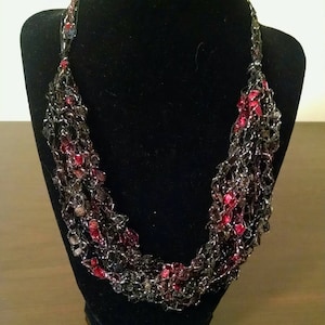 Black and Red Trellis Necklace / Crochet Necklace Item No. M1