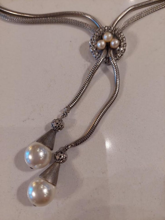 Vintage Lariat Style Silvertone and Pearl Necklac… - image 3