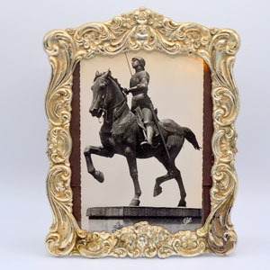 carte postale photographique vintage de Jeanne d’Arc ; Photographie de la statue de Jeanne d'Arc ; Carte postale des années 1940 de Jeanne d'Arc, Reims, France ; Jeanne d'Arc encadrée