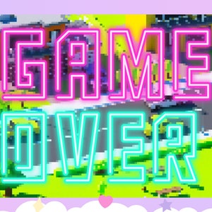 Pu&ograve; includere: Un paesaggio urbano pixelato con un cartello al neon rosa e blu che recita "GAME OVER". Un personaggio dei cartoni animati grigio con un'espressione sorpresa &egrave; in piedi in primo piano.