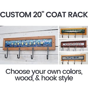 Puede incluir: Un perchero personalizado de 50,8 cm con un diseño de mosaico. El perchero tiene cuatro ganchos y está hecho de madera. Los mosaicos son en tonos de azul, verde y amarillo. El texto "CUSTOM 20" COAT RACK" está en la parte superior de la imagen. El texto "Choose your own colours, wood, & hook style" está en la parte inferior de la imagen.
