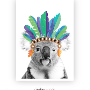 Puede incluir: Un koala blanco y negro con un tocado de plumas de colores. El tocado tiene una banda marr&oacute;n con rayas blancas y plumas naranjas y amarillas.