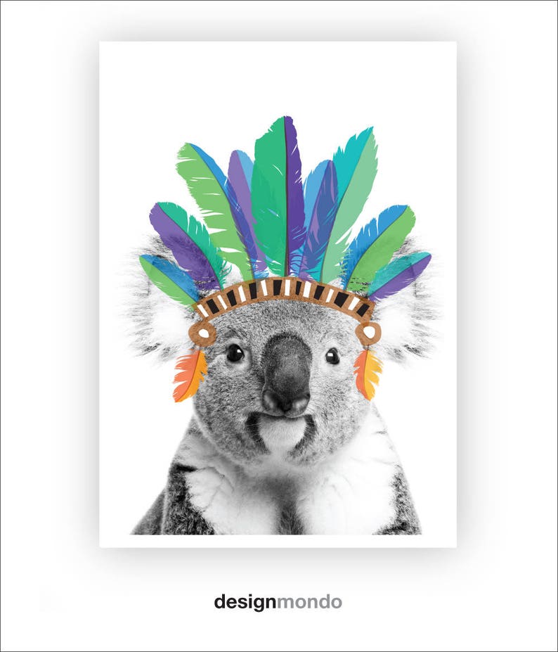 Puede incluir: Un koala blanco y negro con un tocado de plumas de colores. El tocado tiene una banda marr&oacute;n con rayas blancas y plumas naranjas y amarillas.