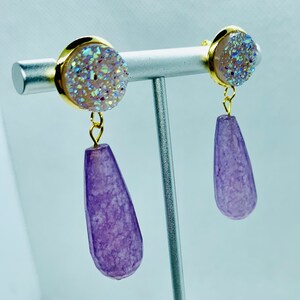Natürliche Lavendel Tropfen Quarz Ohrring mit passenden Lavendel schillernden druzy Post Einstellungen.