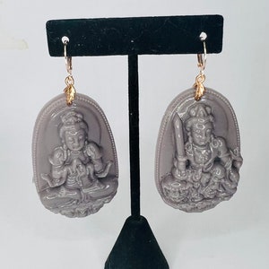 Boucles d&#39;oreilles de déclaration de lustre en résine d&#39;amulette chinoise antique Hued gris doux