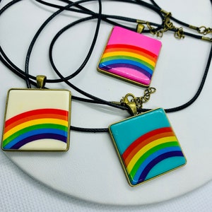 Collier ras de cou en cuir camée acrylique arc-en-ciel vintage FIERTÉ