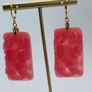 Boucles d&#39;oreilles de déclaration de lustre en résine d&#39;amulette chinoise carrée rose
