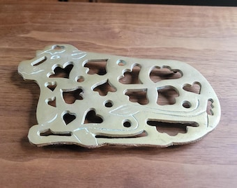 Vintage koperen onderzetter koe — doorboord hart en bloemenuitsparingen, keukeninrichting boerderij