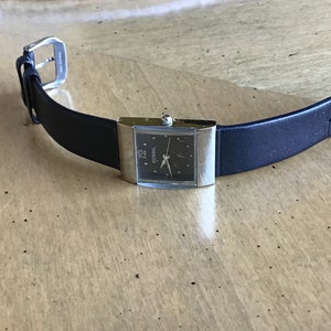 Wonderful Silver Fossil Woman’s Watch with grey face and black leather band
