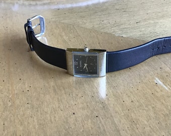 Wonderful Silver Fossil Woman’s Watch with grey face and black leather band