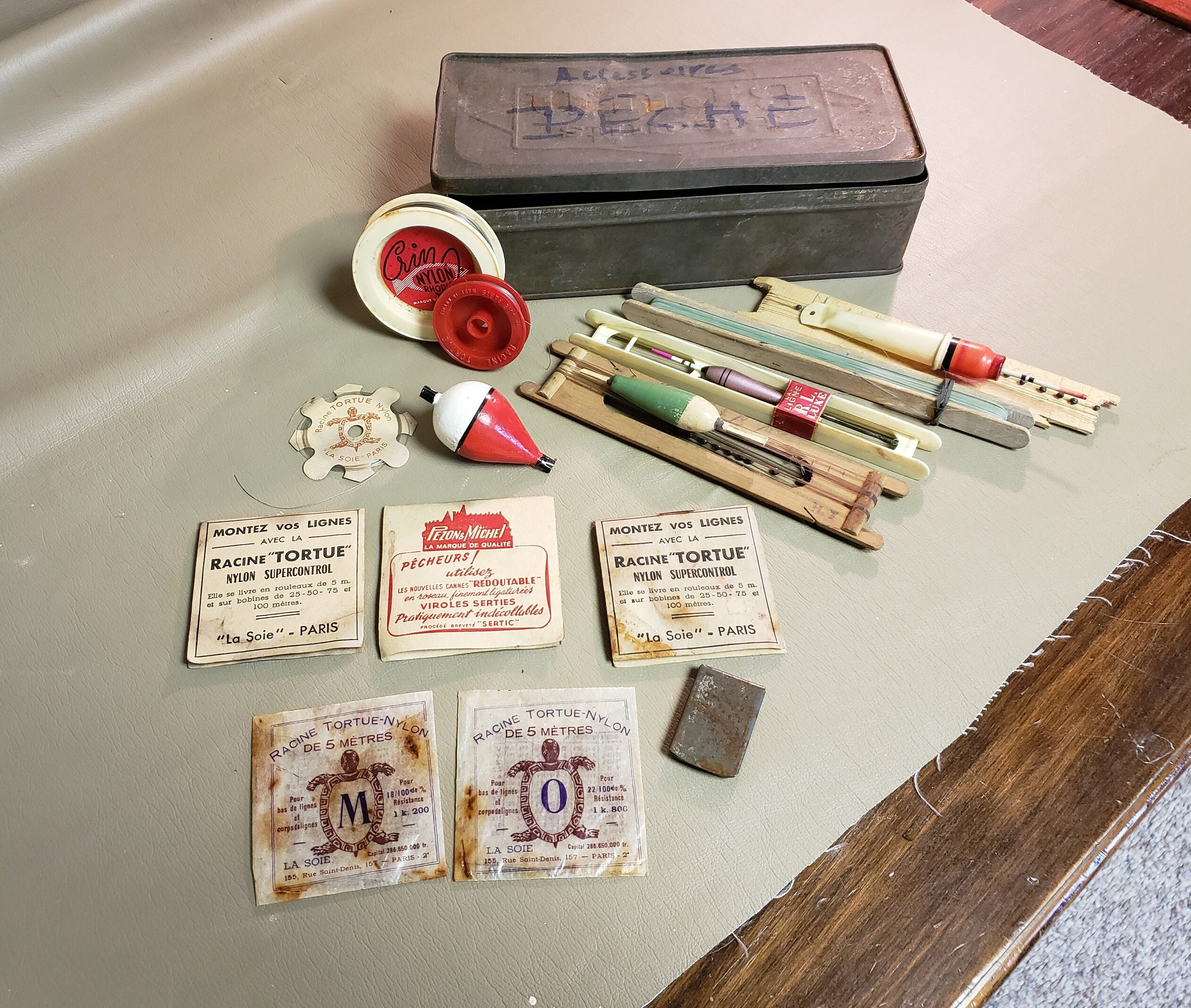 ANCIENNE BOITE À timbres en verre avec couvercle et cerclage étain