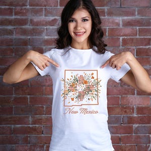 Camiseta estampada floral de Nuevo México, camisa unisex de manga corta para amantes de la naturaleza, estilo suroeste, regalo para ella o para él, ropa informal para actividades al aire libre.