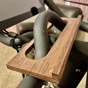 Soporte minimalista para teléfono para bicicleta Peloton normal / Soporte para iPad / Soporte para teléfono / Fabricado en madera (no compatible con Bike+)