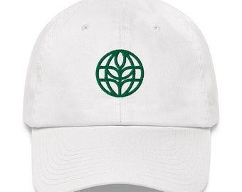 Könnte beinhalten: Weißes Baseball-Cap mit gebogenem Schirm. Auf der Kappe befindet sich ein grün gesticktes Logo, das einen Globus mit einem stilisierten Pflanzenmotiv darstellt. Hergestellt aus weichem, strapazierfähigem Stoff, mit verstellbarem Riemen.