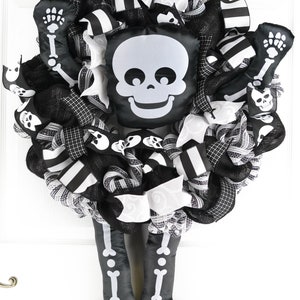 Black Halloween Wreath, Halloween Skull Wreath, Skeleton Wreaths, Trick or Treat Halloween Front Door Wreath, Black White Burlap