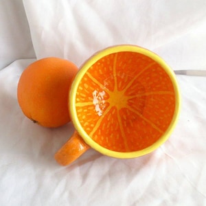 MUG orange Mug fruits Grande tasse Moitié de la tasse orange Mug mandarine Tasse en céramique faite main Poterie artisanale Grande tasse Tasse amusante Cadeau mignon pour un ami