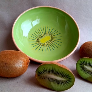 Handgefertigte Keramikschüssel: Kiwi-Design, Breite Suppenschüssel (18 cm)