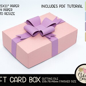 Peut inclure: Une bo&icirc;te &agrave; cadeau rose pour carte cadeau avec un n&oelig;ud violet. La bo&icirc;te mesure 108x76x46mm. L'image comprend le texte "GIFT CARD BOX" et "CUTTING FILE 108x76x46mm FINISHED SIZE".