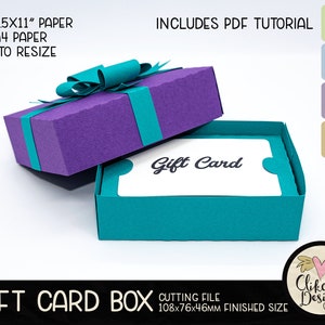 Peut inclure: Une bo&icirc;te &agrave; cadeau pour carte cadeau de couleur turquoise avec un couvercle violet et un n&oelig;ud turquoise. La bo&icirc;te est ouverte et le couvercle est relev&eacute;. La bo&icirc;te est &eacute;tiquet&eacute;e "Gift Card". La taille finie de la bo&icirc;te est de 108x76x46mm. L'image comprend le texte "FITS 8.5X11" PAPER FITS A4 PAPER EASY TO RESIZE" et "INCLUDES PDF TUTORIAL SVG DXF EPS PNG".