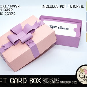 Peut inclure: Une bo&icirc;te &agrave; cadeau rose pour carte cadeau avec un ruban et un n&oelig;ud violets. La bo&icirc;te est ouverte et le couvercle est pos&eacute; &agrave; c&ocirc;t&eacute;. Le couvercle a un insert blanc avec le texte "Gift Card" imprim&eacute; dessus. La bo&icirc;te mesure 108x76x46mm. L'image comprend le texte "Gift Card Box" et "Cutting File".