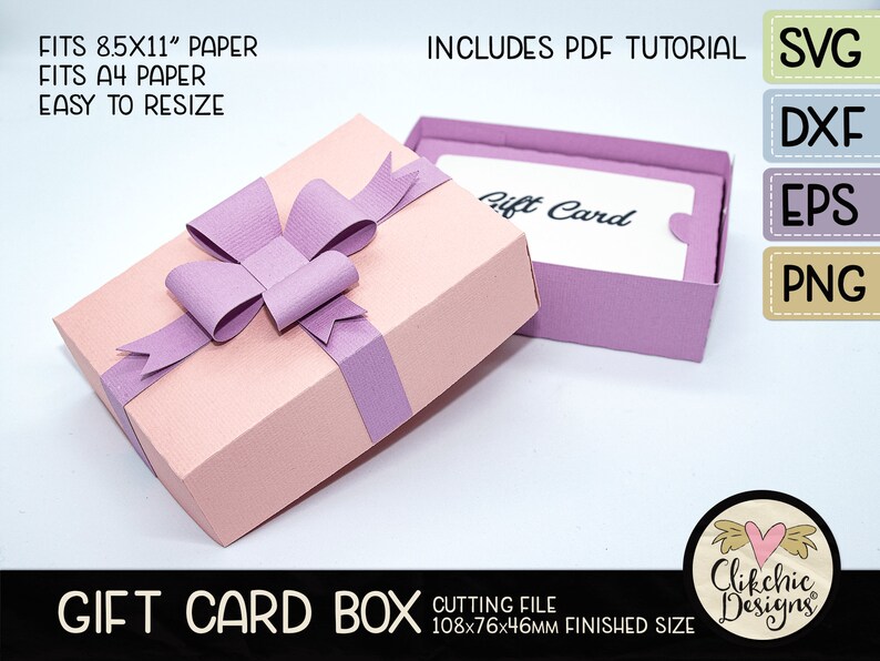 Peut inclure: Une bo&icirc;te &agrave; cadeau rose pour carte cadeau avec un ruban et un n&oelig;ud violets. La bo&icirc;te est ouverte et le couvercle est pos&eacute; &agrave; c&ocirc;t&eacute;. Le couvercle a un insert blanc avec le texte "Gift Card" imprim&eacute; dessus. La bo&icirc;te mesure 108x76x46mm. L'image comprend le texte "Gift Card Box" et "Cutting File".