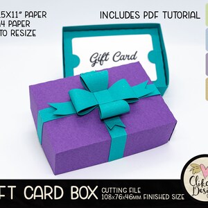 Peut inclure: Une bo&icirc;te &agrave; cadeau pour carte cadeau de couleur violette avec un n&oelig;ud et un ruban turquoise. La bo&icirc;te est ouverte et le couvercle est relev&eacute;. Le texte "Gift Card" est imprim&eacute; &agrave; l'int&eacute;rieur du couvercle. La bo&icirc;te mesure 108x76x46mm. L'image comprend le texte "FITS 8.5X11" PAPER FITS A4 PAPER EASY TO RESIZE" et "INCLUDES PDF TUTORIAL SVG DXF EPS PNG".