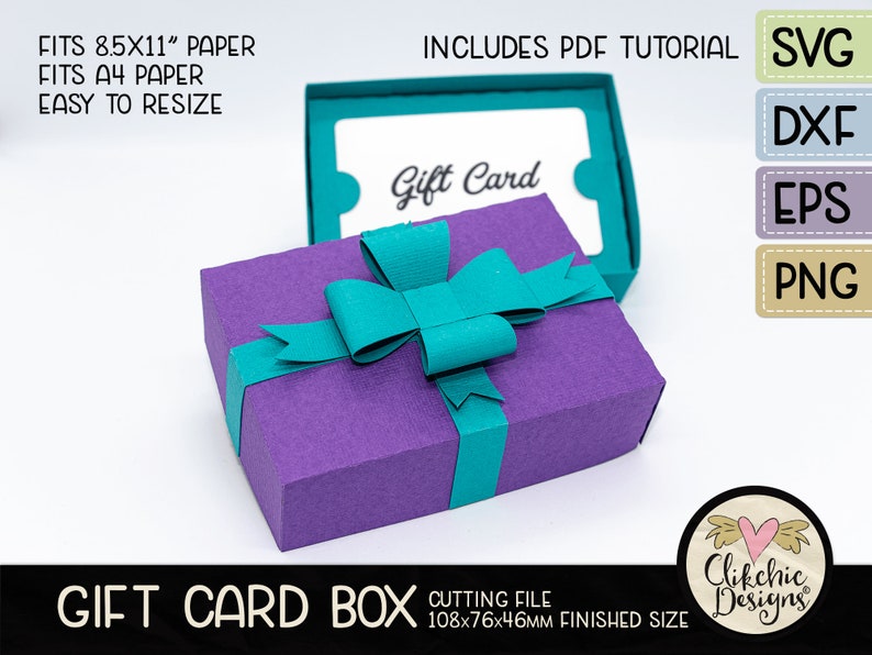 Peut inclure: Une bo&icirc;te &agrave; cadeau pour carte cadeau de couleur violette avec un n&oelig;ud et un ruban turquoise. La bo&icirc;te est ouverte et le couvercle est relev&eacute;. Le texte "Gift Card" est imprim&eacute; &agrave; l'int&eacute;rieur du couvercle. La bo&icirc;te mesure 108x76x46mm. L'image comprend le texte "FITS 8.5X11" PAPER FITS A4 PAPER EASY TO RESIZE" et "INCLUDES PDF TUTORIAL SVG DXF EPS PNG".