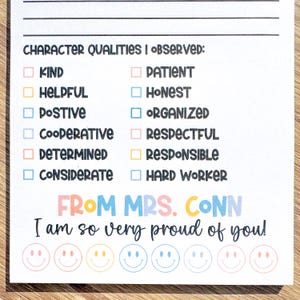 Puede incluir: Una tarjeta blanca con una lista de cualidades de car&aacute;cter, que incluyen amable, servicial, positivo, cooperativo, decidido, considerado, paciente, honesto, organizado, respetuoso, responsable y trabajador. La tarjeta tambi&eacute;n incluye el texto "De la Sra. Conn" y "&iexcl;Estoy muy orgulloso de ti!" con una fila de caras sonrientes debajo.