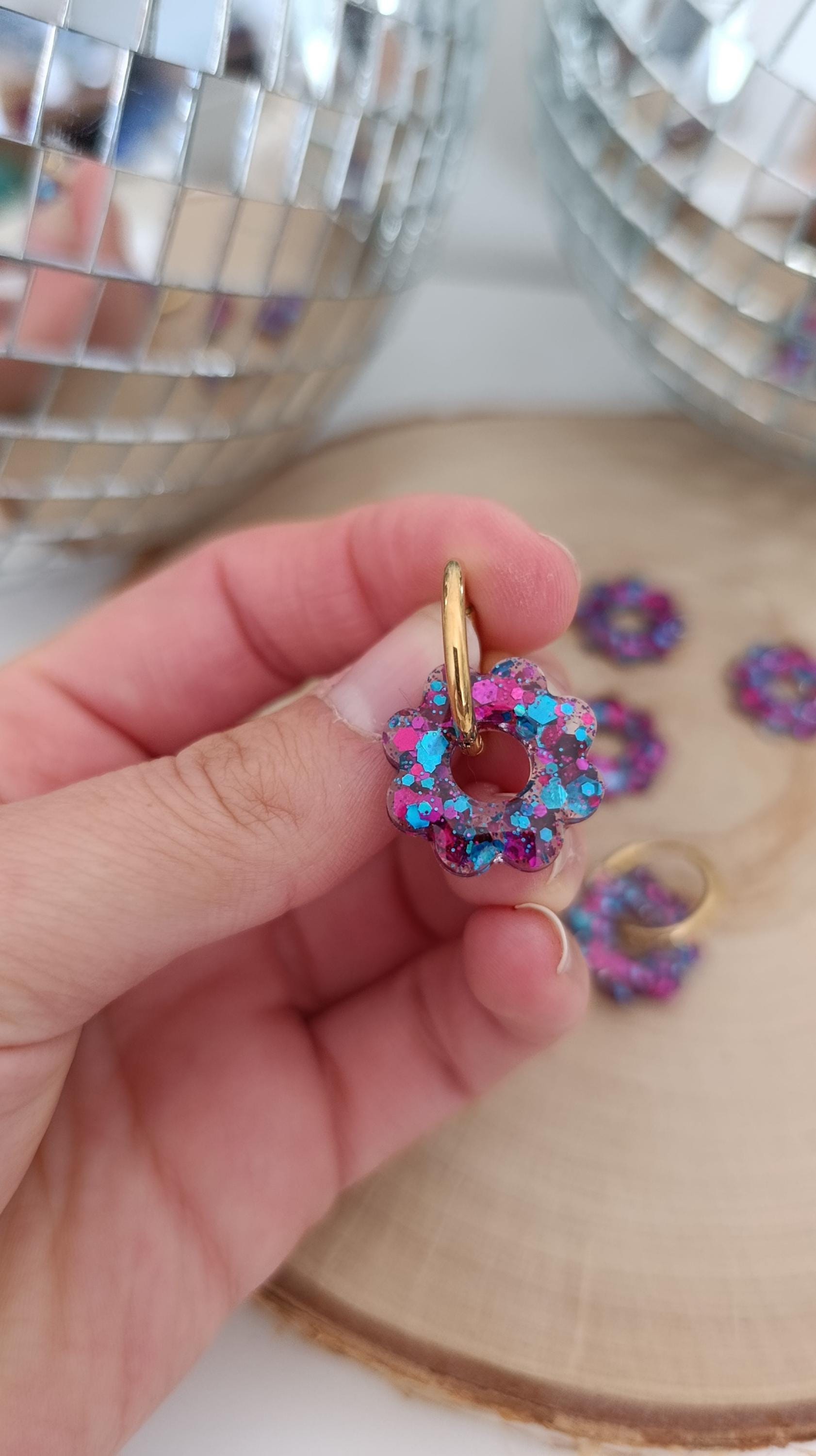 Boucles D'oreilles Cabochon Fleurs Violettes - En Acrylique Et Acier, Dormeuses, Fait Main