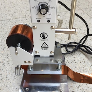 Una máquina de prensa de cuero profesional Estampado en caliente sobre madera/cuero, creación de láminas sobre cuero o letras de lápiz, sellos personalizados, calentador de cuero