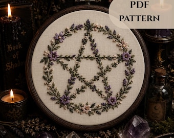Op de afbeelding: Een ronde borduurring met een pentagramontwerp, versierd met paarse en crèmekleurige bloemen en groene bladeren. De tekst "PDF PATTERN" is zichtbaar. De ring staat tegen een donkere, mystieke achtergrond.