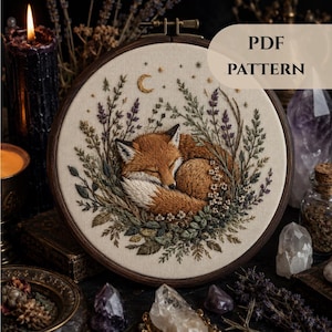 Könnte beinhalten: Stickrahmen-Kunstwerk mit einem schlafenden Fuchs, eingebettet in Lavendel und Grün. Das Design beinhaltet einen Mond und Sterne. Der Text "PDF PATTERN" ist oben rechts zu sehen.