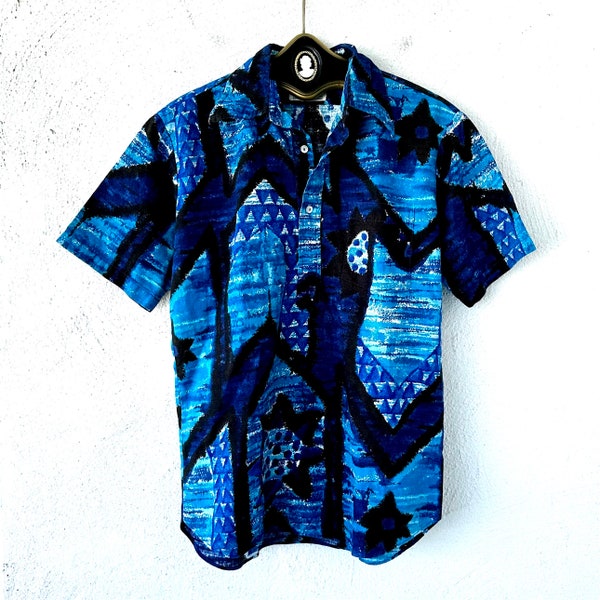 vintage des années 60 et 70, importations de Tahiti en tissu écorcé hawaïen des années 60, chemise aloha hawaïenne, motif tapa hawaïen des années 70, haut à grand col