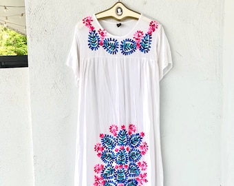 90er Jahre Vintage Bestickter Weißer Kaftan: Boho Floral Gaz Coverup