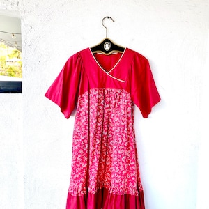 Vintage jaren 70 Hawaiiaans Muumuu Hawaii jaren 70 Prairie Cottage-jurk met rode bloemen