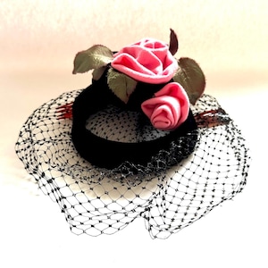 Vintage 1950s Pink Floral Fascinator Hat: Velvet & Black  display picture 2