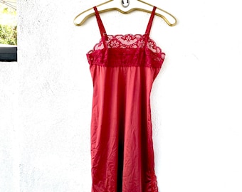 【関税込み】Haight レッド Crepe Vintage & Crepe Lari ビキニ Haight: Red Crepe Vintage & Crepe Lari Bikini | SSENSE